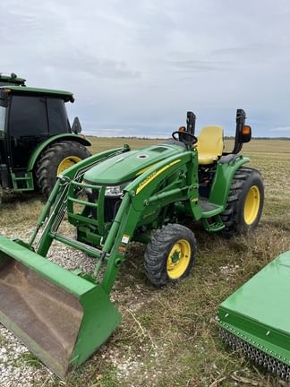 2016 John Deere 3033R Equipment Image0