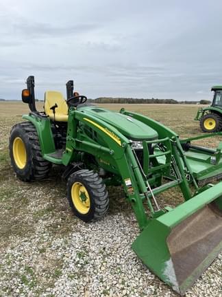 Image of John Deere 3033R equipment image 4