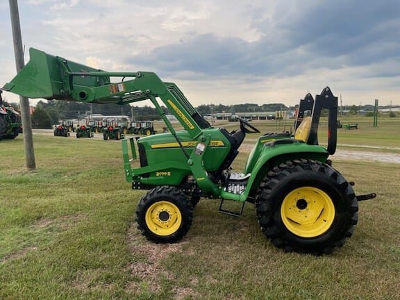 2016 John Deere 3038E Equipment Image0