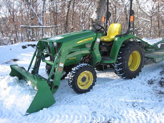 Image of John Deere 3038E equipment image 4