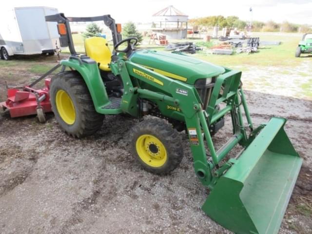 Image of John Deere 3038E equipment image 3