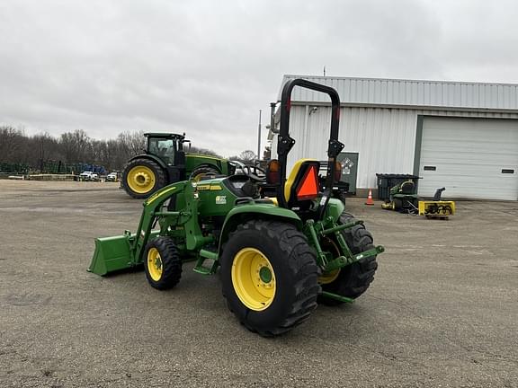 Image of John Deere 3039R equipment image 2