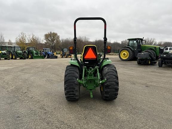 Image of John Deere 3039R equipment image 3