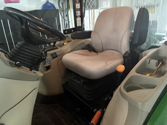 Image of John Deere 3039R equipment image 4