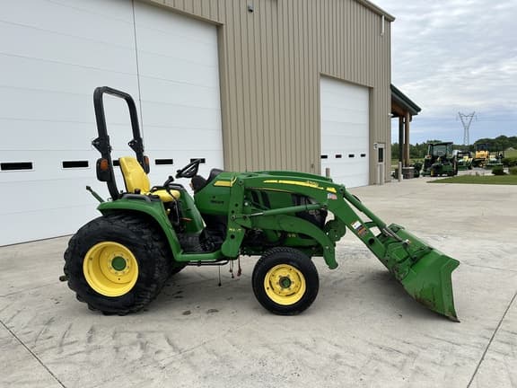 Image of John Deere 3039R equipment image 1