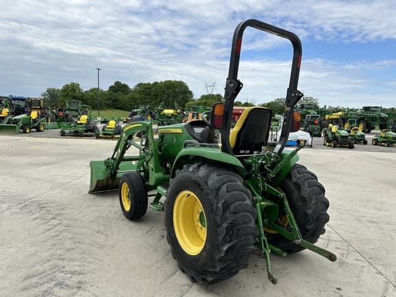 Image of John Deere 3039R equipment image 4