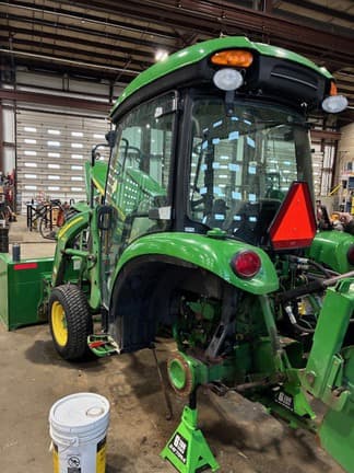 Image of John Deere 3039R equipment image 4
