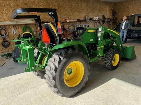 Image of John Deere 3039R equipment image 4