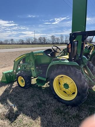 Image of John Deere 3039R equipment image 4