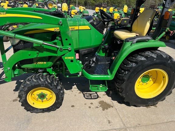 Image of John Deere 3039R equipment image 2