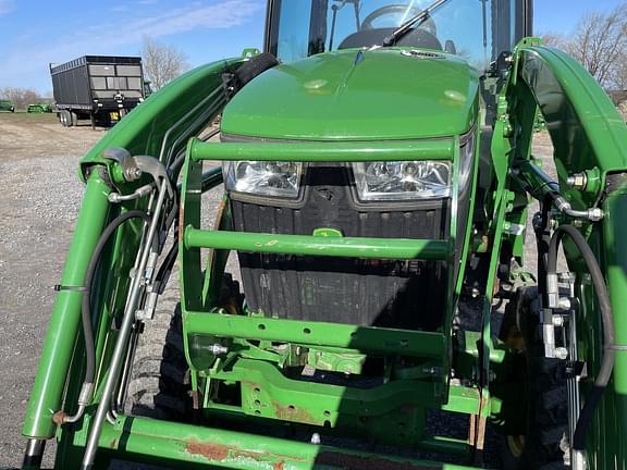 Image of John Deere 3039R equipment image 4