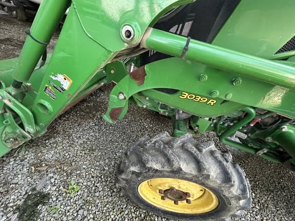Image of John Deere 3039R equipment image 2