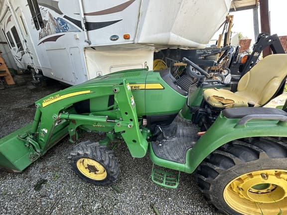 Image of John Deere 3039R equipment image 1