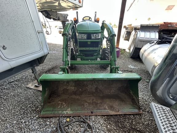 Image of John Deere 3039R equipment image 4