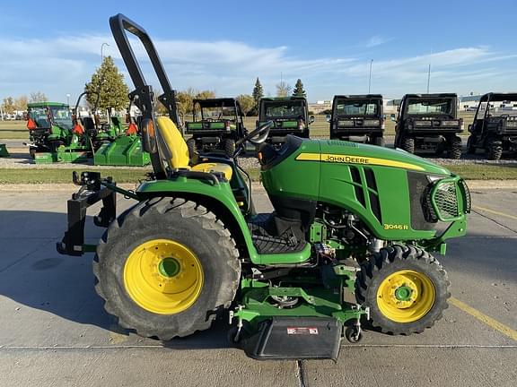 Image of John Deere 3046R equipment image 4