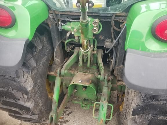 Image of John Deere 3046R equipment image 3