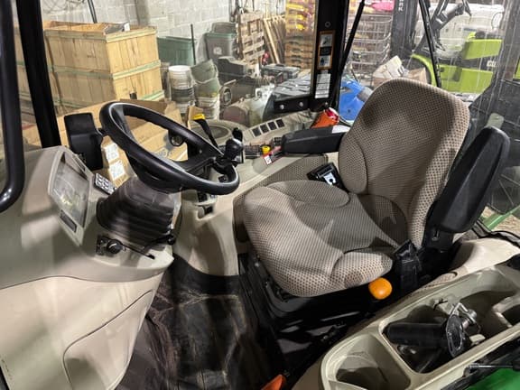 Image of John Deere 3046R equipment image 4