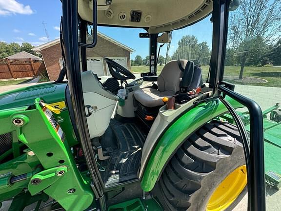 Image of John Deere 3046R equipment image 4