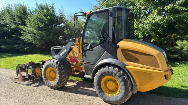Image of John Deere 304K equipment image 2