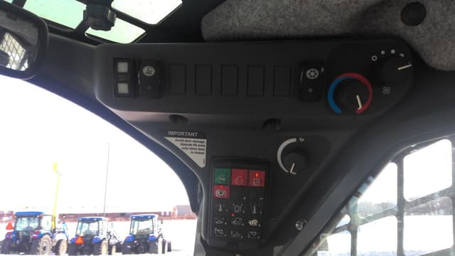 Image of John Deere 318E equipment image 4