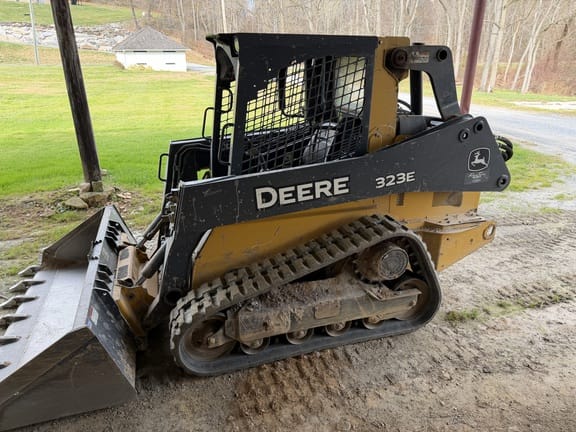 2016 John Deere 323E Equipment Image0