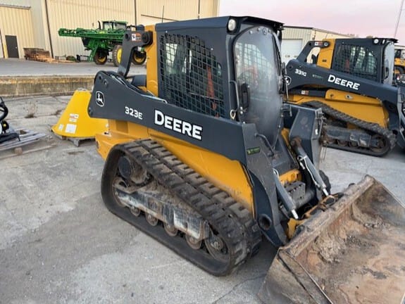 Main image John Deere 323E