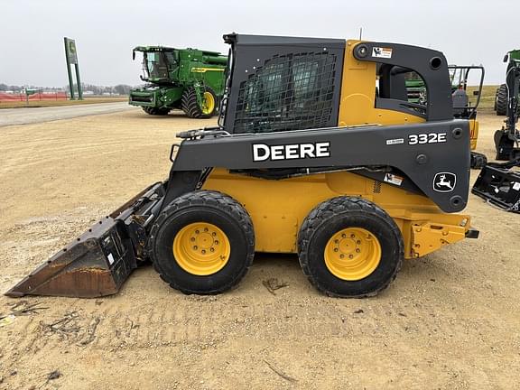 Image of John Deere 332E equipment image 3