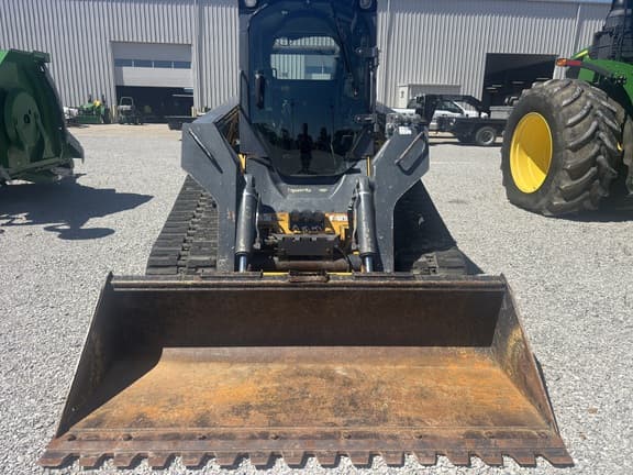 Image of John Deere 333E equipment image 1