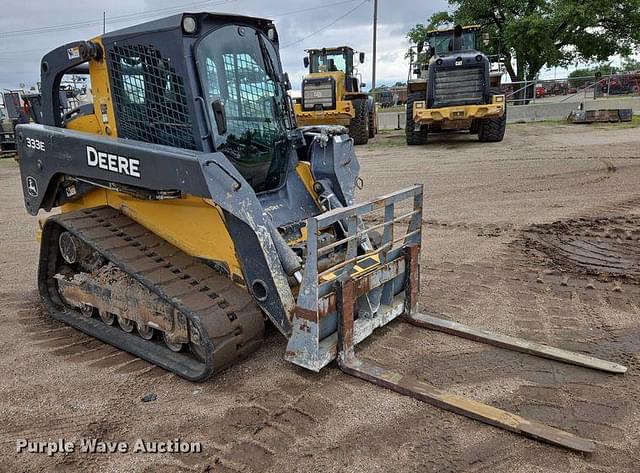 Image of John Deere 333E equipment image 2