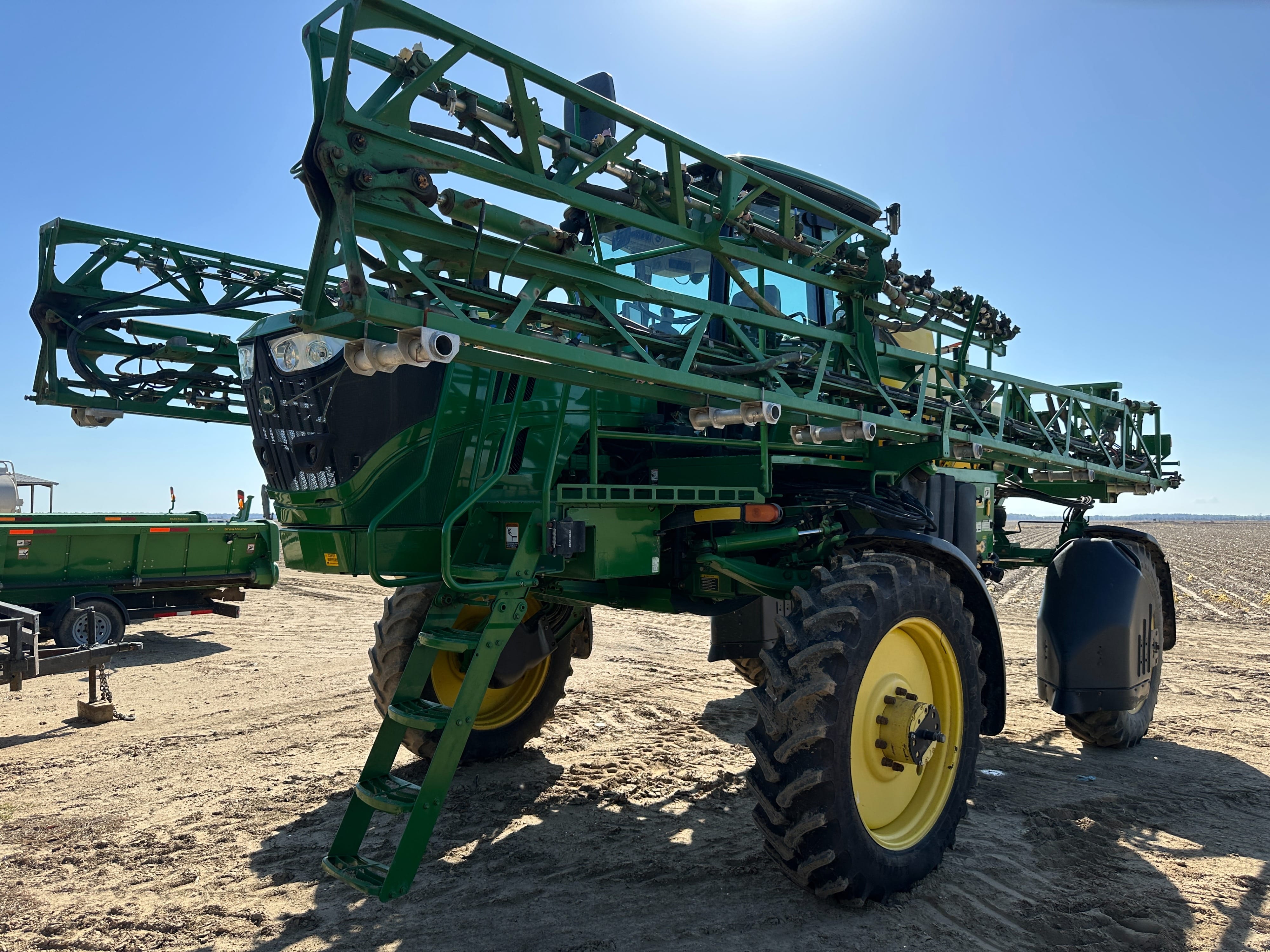 2016 John Deere R4023 Equipment Image0
