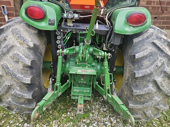Image of John Deere 4052R equipment image 4