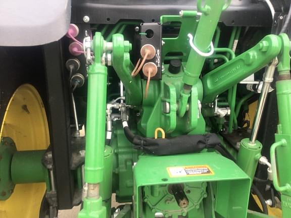 Thumbnail image John Deere 4052R 31