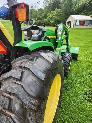 Image of John Deere 4105 equipment image 4