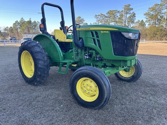 Image of John Deere 5045E equipment image 3