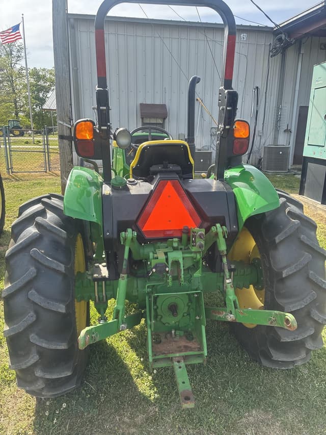 Image of John Deere 5045E equipment image 4