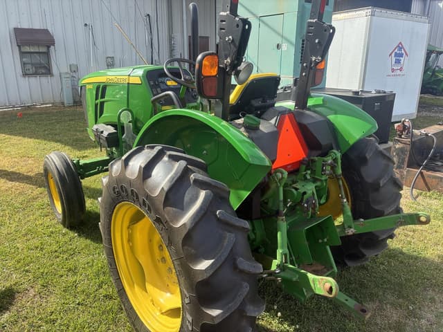 Image of John Deere 5045E equipment image 3