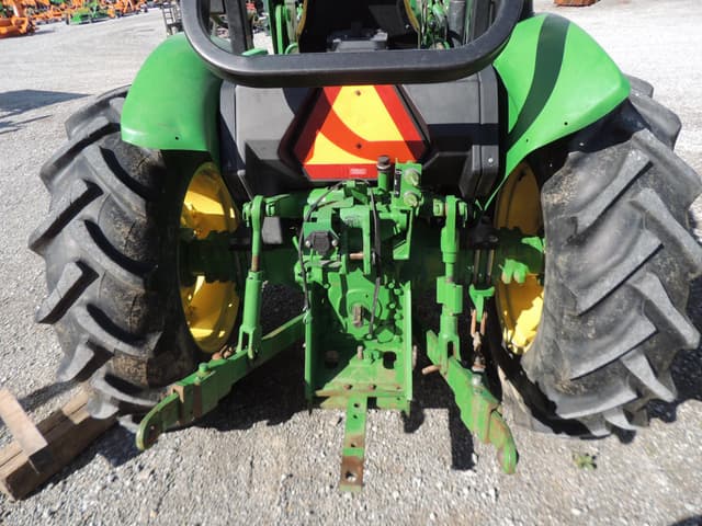 Image of John Deere 5045E equipment image 3