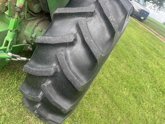 Image of John Deere 5055E equipment image 4