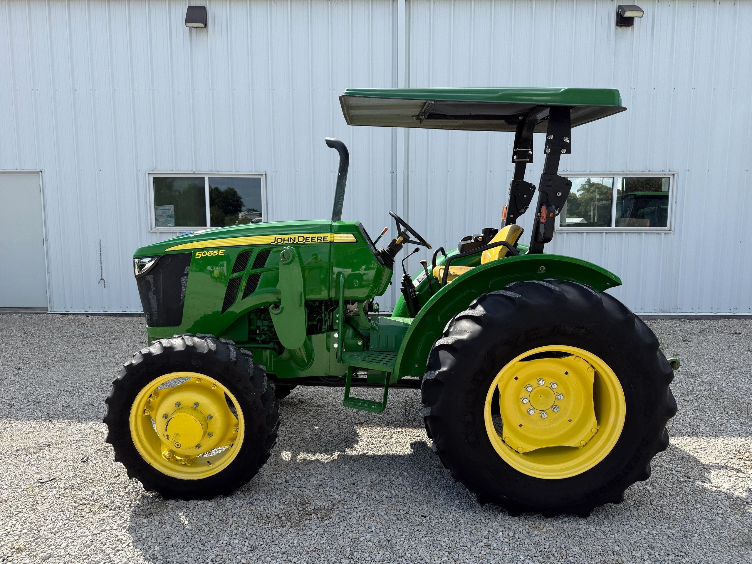 2016 John Deere 5065E Equipment Image0