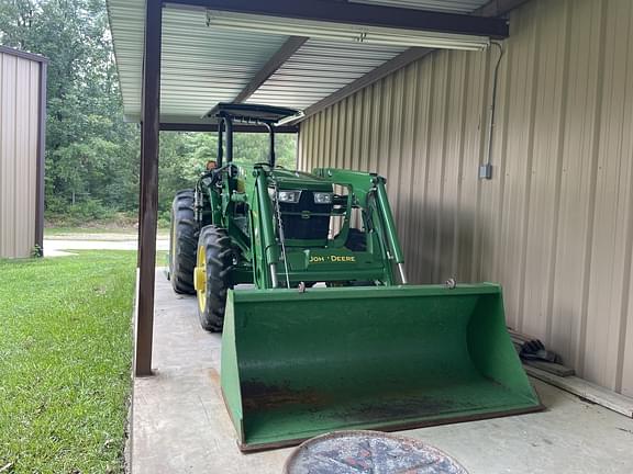 Image of John Deere 5065E equipment image 3