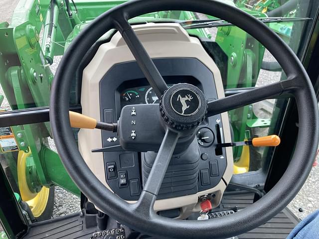 Image of John Deere 5065E equipment image 3