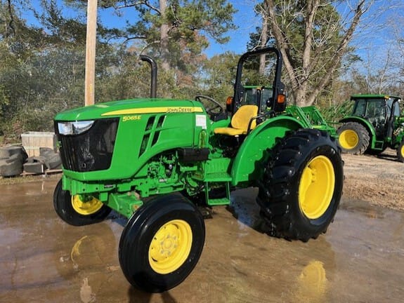 2016 John Deere 5065E Equipment Image0