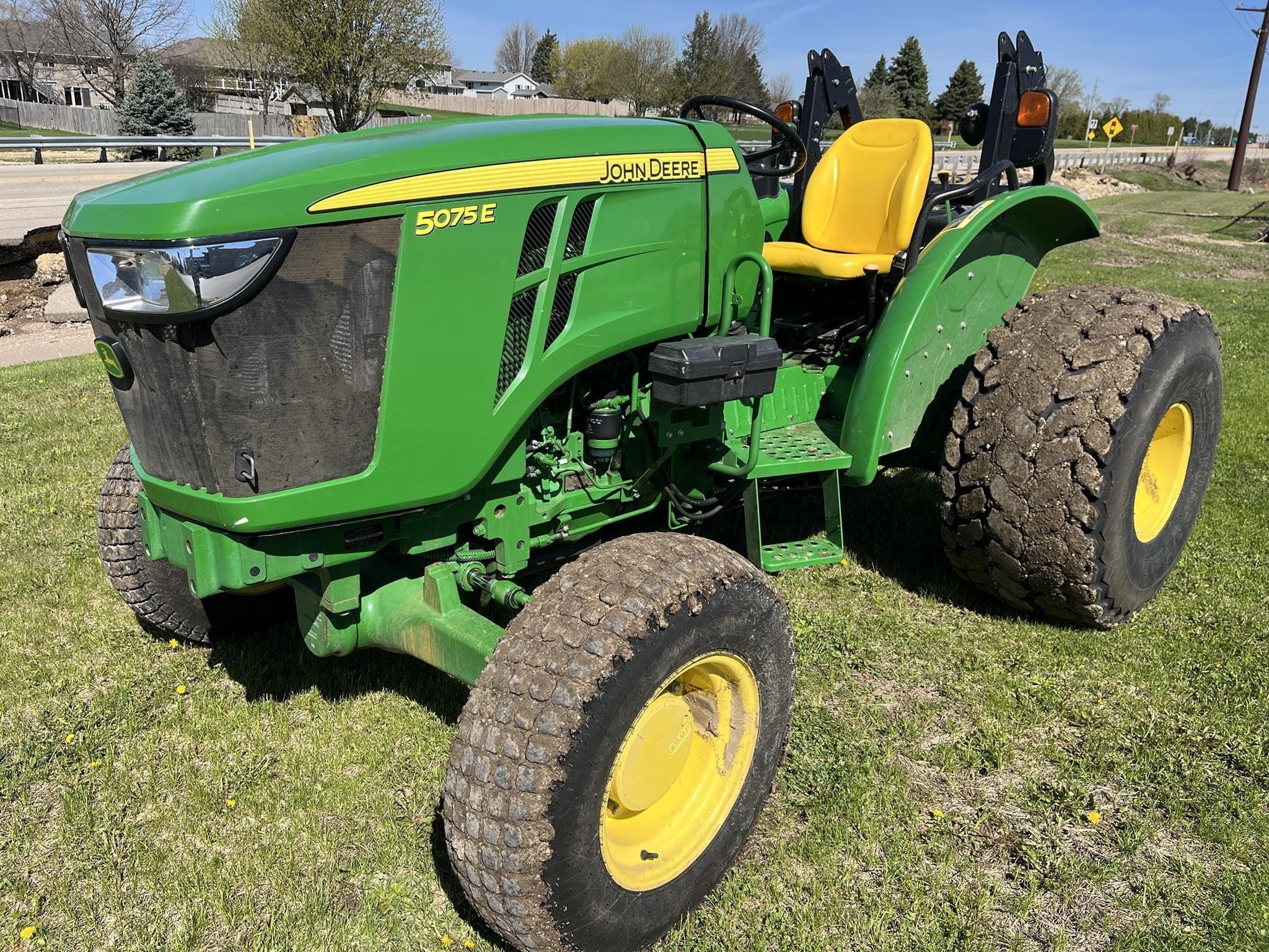 2016 John Deere 5075E Equipment Image0