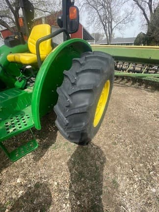Image of John Deere 5075E equipment image 4