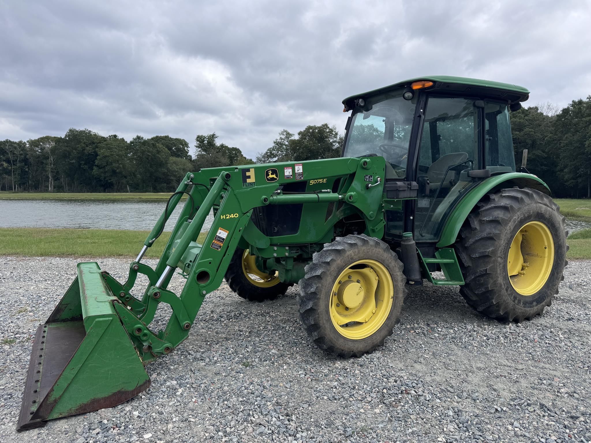 2016 John Deere 5075E Equipment Image0