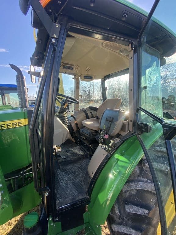 Image of John Deere 5075E equipment image 4