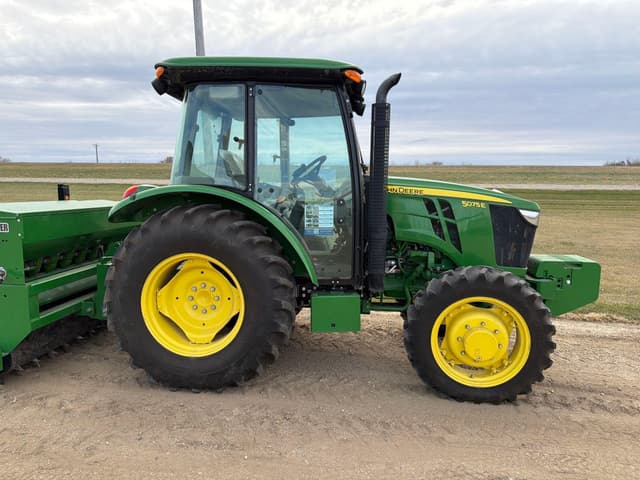 Image of John Deere 5075E equipment image 4
