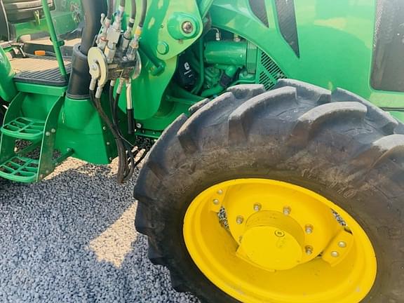 Image of John Deere 5085E equipment image 4