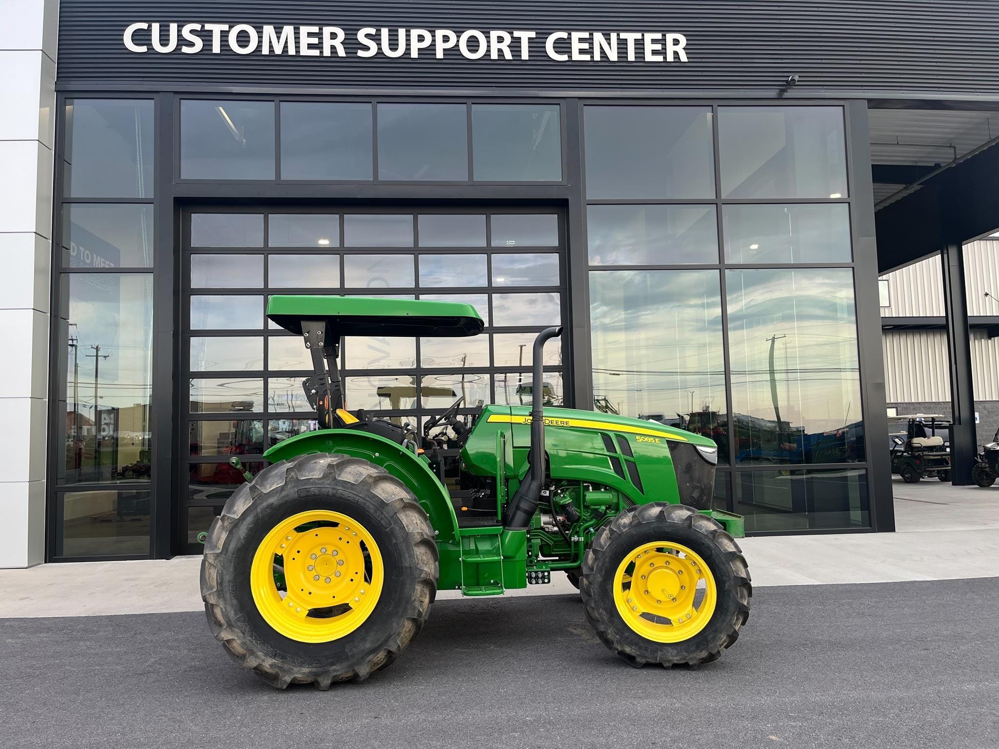 2016 John Deere 5085E Equipment Image0