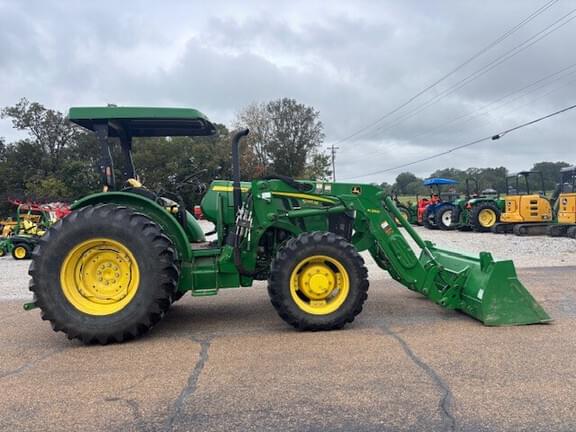 Image of John Deere 5085M equipment image 4